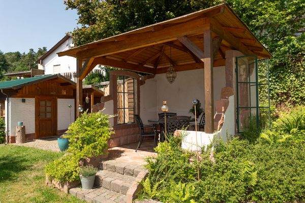 Gartenpavillon im Hintergrund das Saunahaus