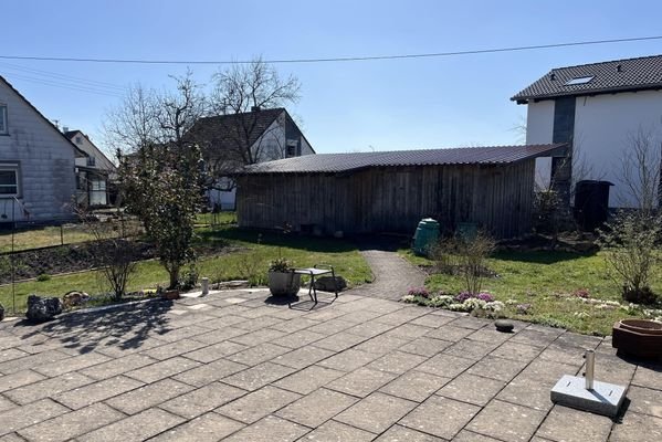 Terrassenbereich mit Gartenschuppen