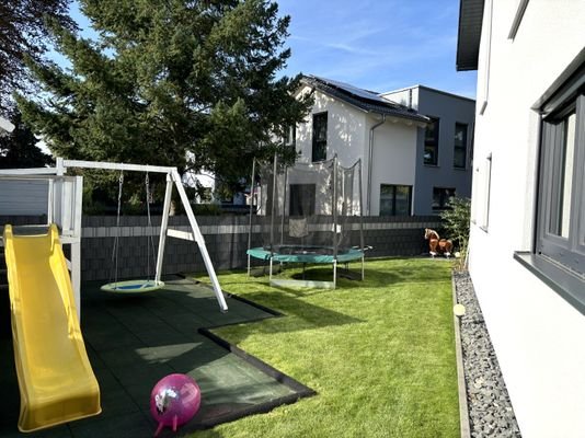 Garten mit Spielplatz