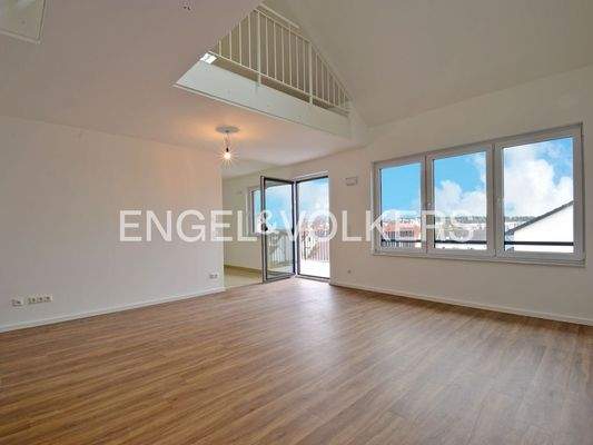 Großzügiger Wohn-Ess-Bereich mit Zugang zum Balkon