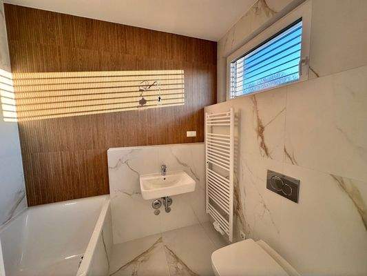 Badezimmer mit Badewanne