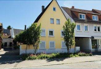 Wohnhaus mit Zufahrt