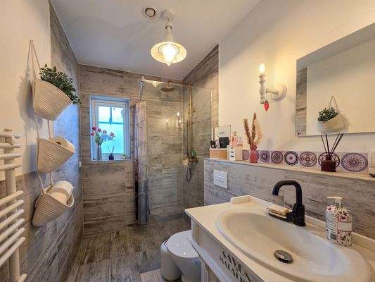 Modernes Bad im Erdgeschoss