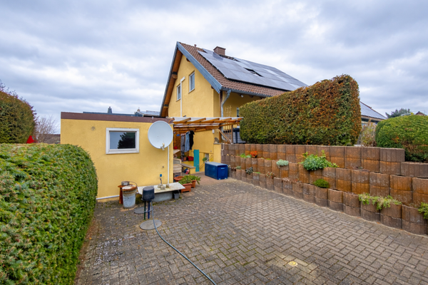 Außenansicht Garage und Carport