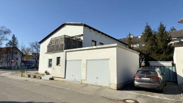 Doppelgarage und Stellplatz