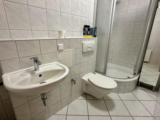 Badezimmer mit Dusche OG