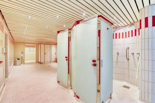 Schwimmbad zur Dusche