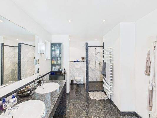 Geräumiges Badezimmer