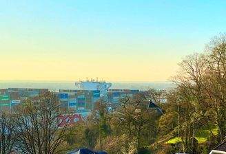 Die Schiffe auf der Elbe fest im Blick.