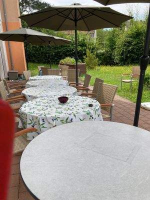 Kaffee und frische Luft auf der Terrasse