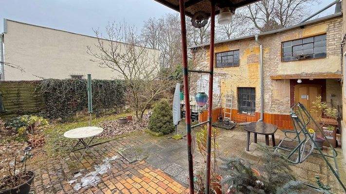 Hofansicht des Werkstattgebäudes mit zweigeschossigem Aufbau