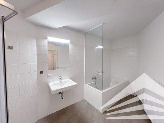 Badezimmer inkl. Wanne, Dusche und WC