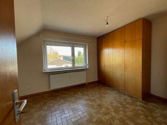 Schlaf-Zimmer mit Einbauschrank.jpeg