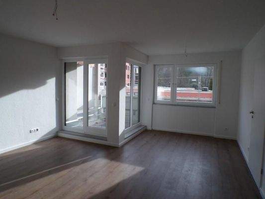 10 Wohnzimmer - Blick Richtung Balkon