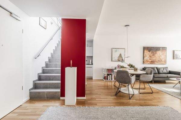 Wohnbereich mit Zugang zur Dachterrasse