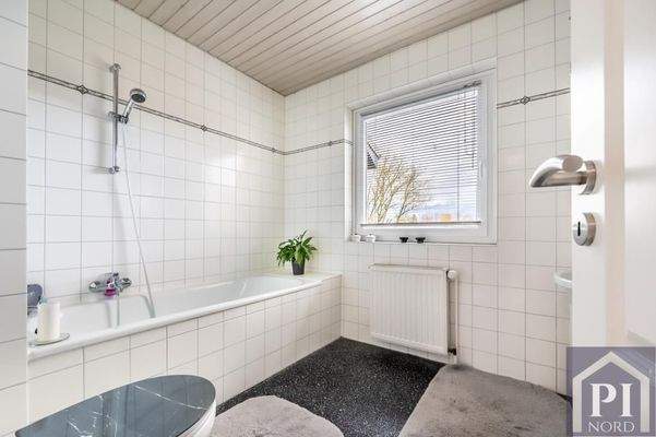 Modernes Wannenbad mit Fenster