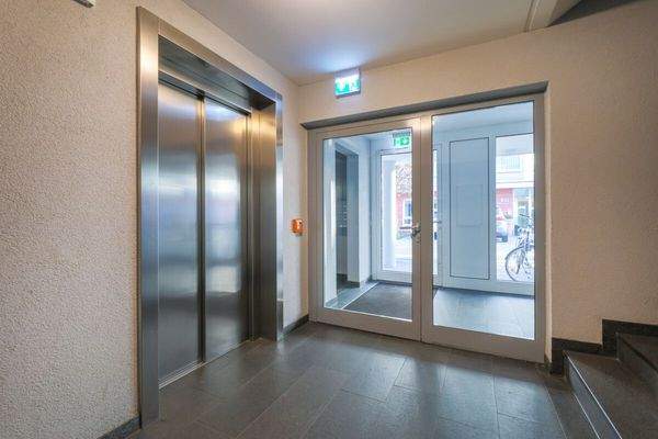 Eingangsbereich und Aufzug