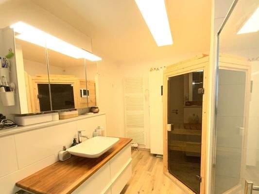 Badezimmer mit Dusche, Sauna...