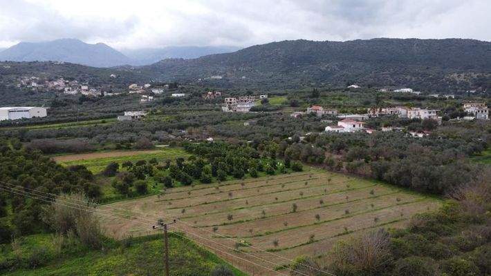 Kreta, Stilos: Charmantes ländliches Grundstück mit Bergblick zu verkaufen