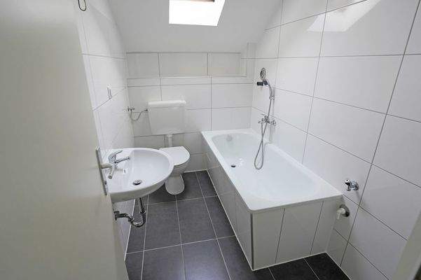 Badezimmer im Dachgeschoss links - Haupthaus