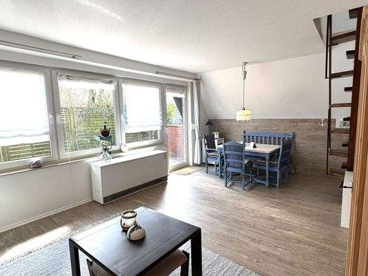 Wohn- und Esszimmer mit Zugang auf die Terrasse