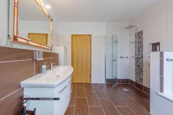 … und separater Dusche.