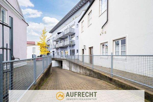 Außenansicht mit Tiefgarageneinfahrt