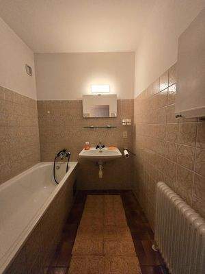 Badezimmer mit Badewanne und Duschkopf