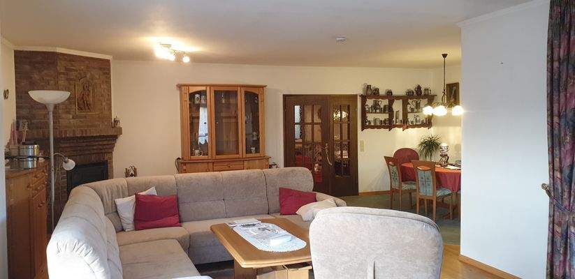 Wohn- und Esszimmer mit Eckkamin