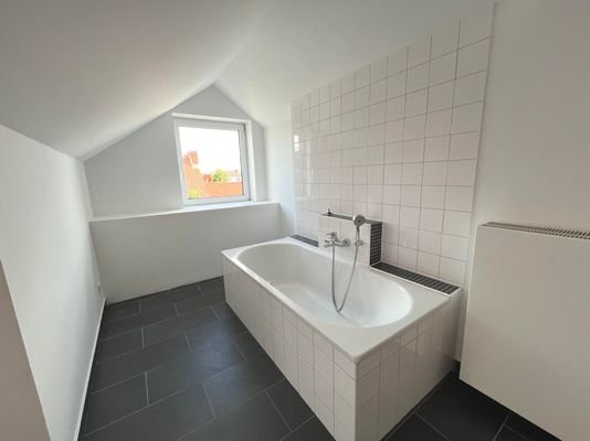 Große Badewanne im Vollbad