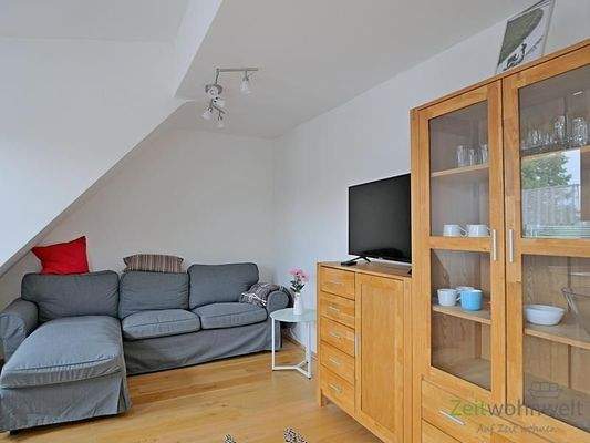 Couch und TV im Wohnzimmer