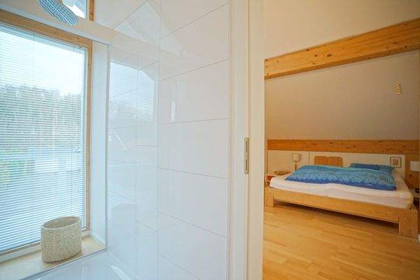 Dusche mit Blick ins Schlafzimmer