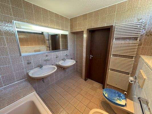 Bad mit Badewanne &amp; Bidet