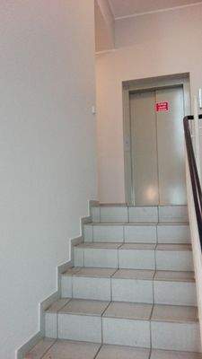 Treppenhaus mit Aufzug (1)