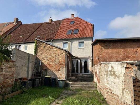 Hof mit Rückseite und Anbau