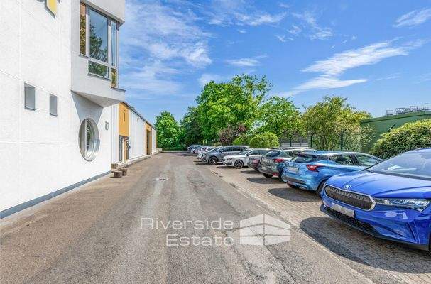 12 Parkplätze für Sie und Ihre Mitarbeiter