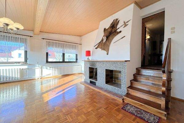 lichtdurchflutetes Wohnzimmer mit offenem Kamin (Obergeschoss) 