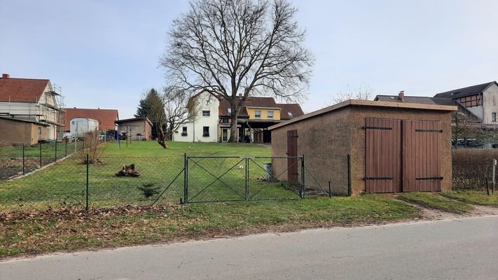 Garage und Hofansicht