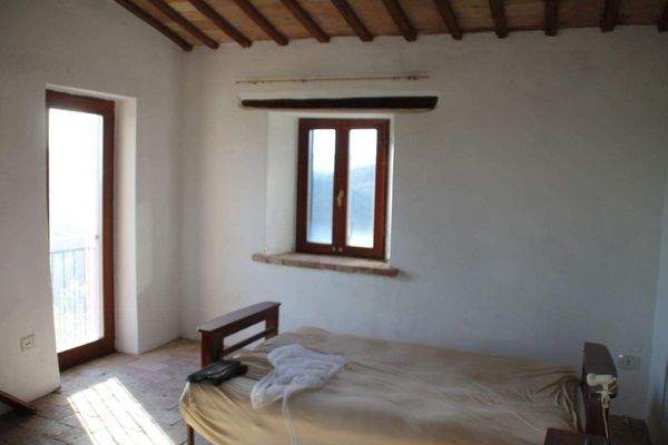 Große Fenster und eine Balkontür für viel Licht