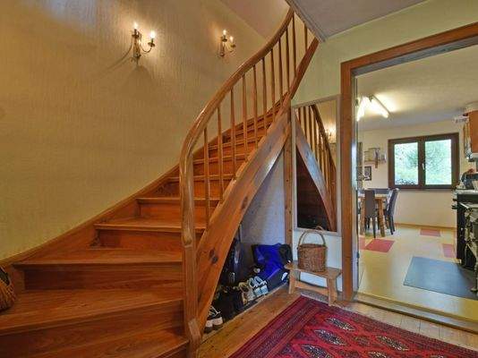 In fast allen Räumen gehen Sie über Dielenböden und so führt sie auch diese Holztreppe ins Dachgeschoss...