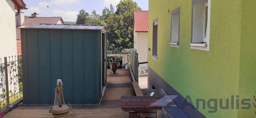 Zusatzterrasse mit Gartenhütte