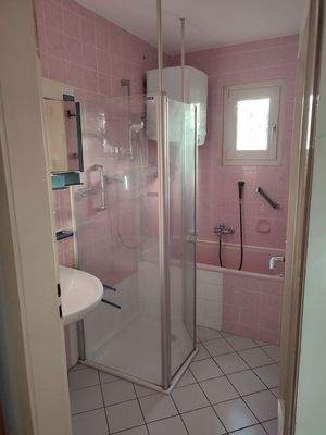 Bad mit Dusche und Wanne