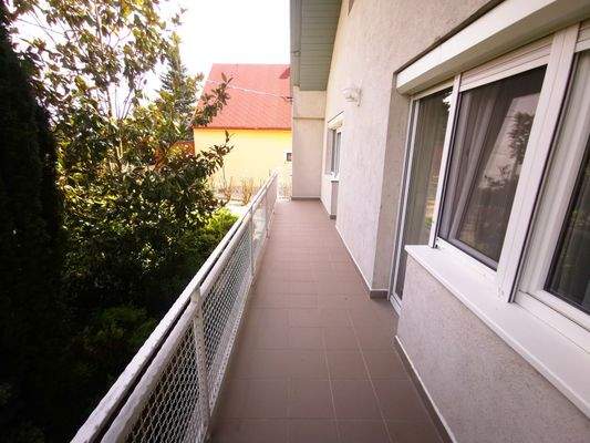 Ostbalkon an den Schlafzimmern