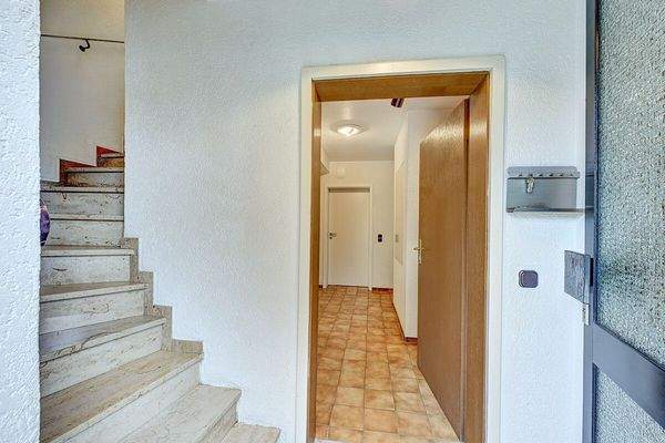 Treppenhaus und Verbindungstür Wohnungen EG & OG