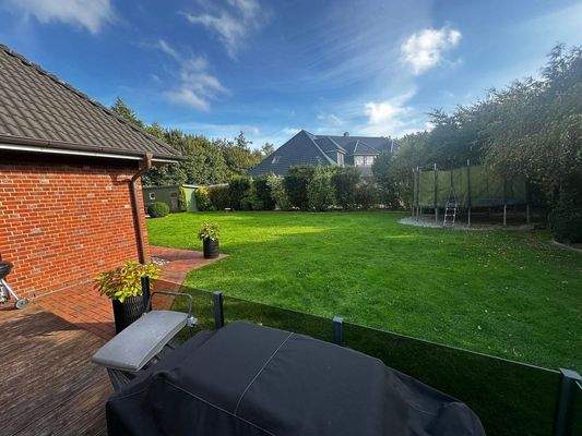 Sonniger, gepflegter Garten mi