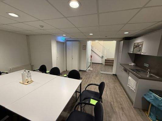 Küche und Aufenthaltsbereich im UG