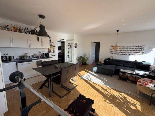 Ansicht III: Wohn- und Esszimmer mit Küche