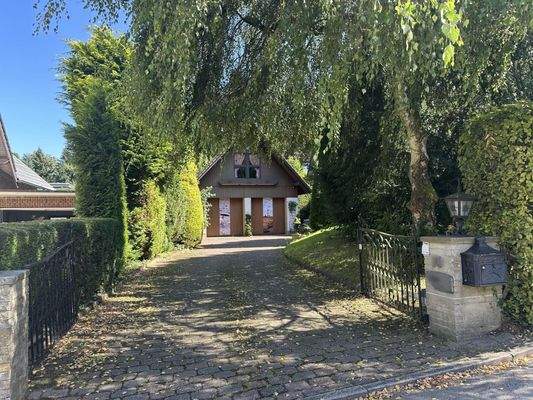 Hauseinfahrt mit Toranlage