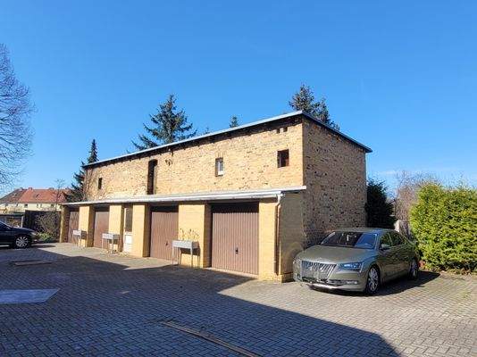 Hof mit Garagen u. Stellplätze