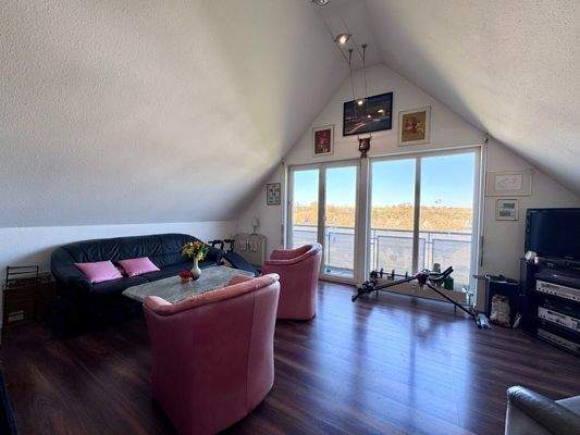 Wohnzimmer mit Balkon